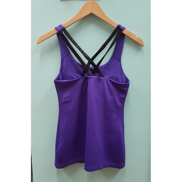 🍦2/$11 +ship discount ▪Workout tank w/ built in bra - Picture 1 of 4